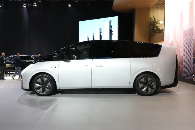 ২০২৩ লিসিয়াং মেগা এমপিভি ইভি গাড়ি খাঁটি বিদ্যুৎ ৫৪৪hp ৪ডব্লিউডি ২০০ মাইল সামনের চাকা ড্রাইভ 2